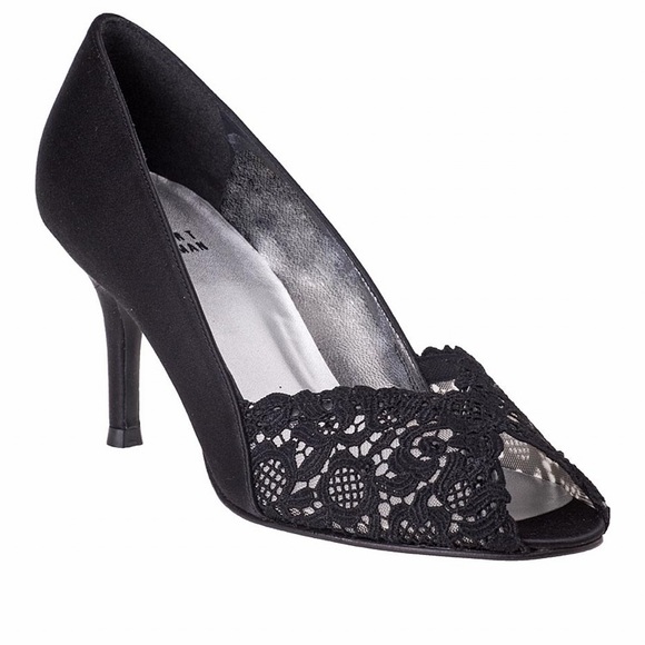 Stuart Weitzman Shoes - Stuart Weitzman Chantelle Peep toe pump in a size 11